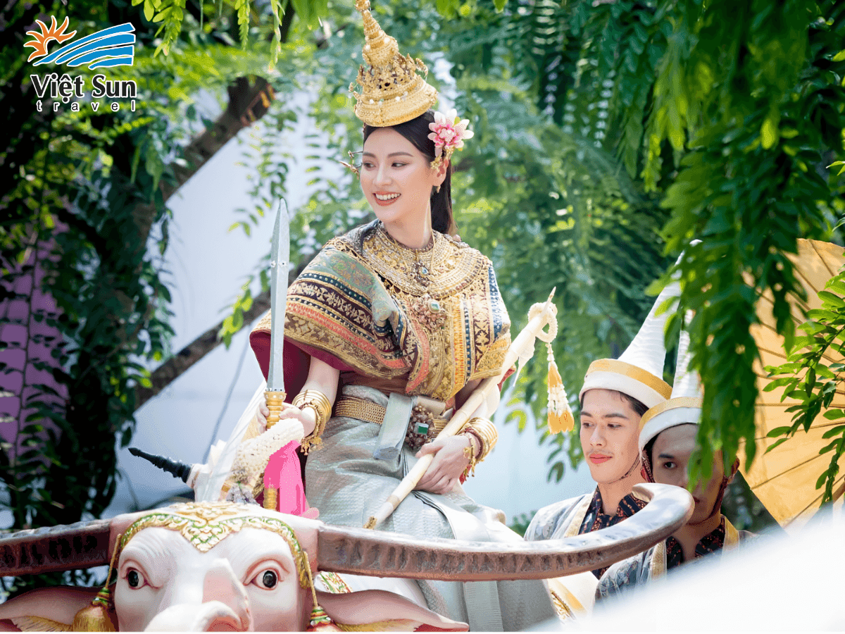 Trang phục truyền thống Thái Lan hiện đại hóa trong các chương trình du lịch và biểu diễn văn hóa