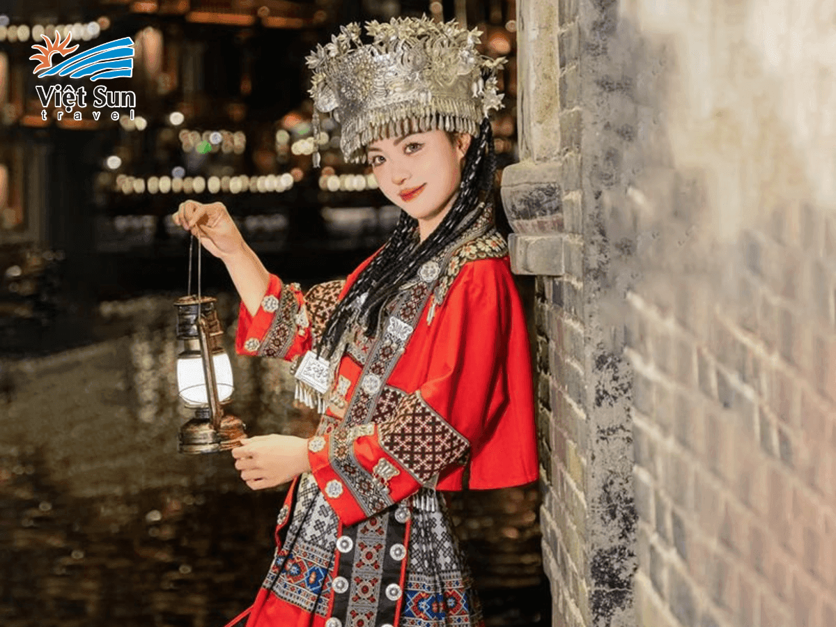 Trang phục truyền thống của phụ nữ dân tộc Miêu trong lễ hội