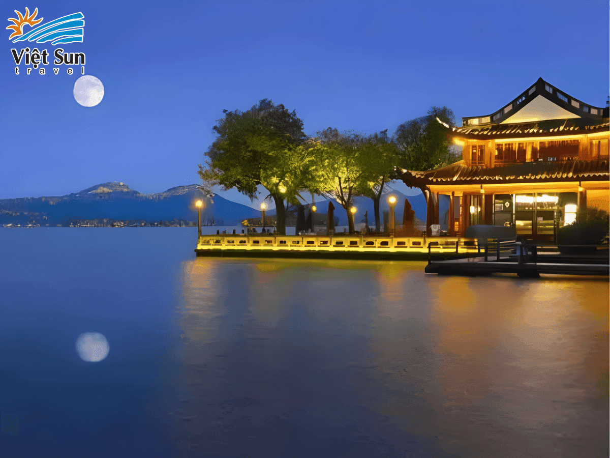 Trăng thu soi bóng mặt hồ, một cảnh tượng khó quên tại Tây Hồ