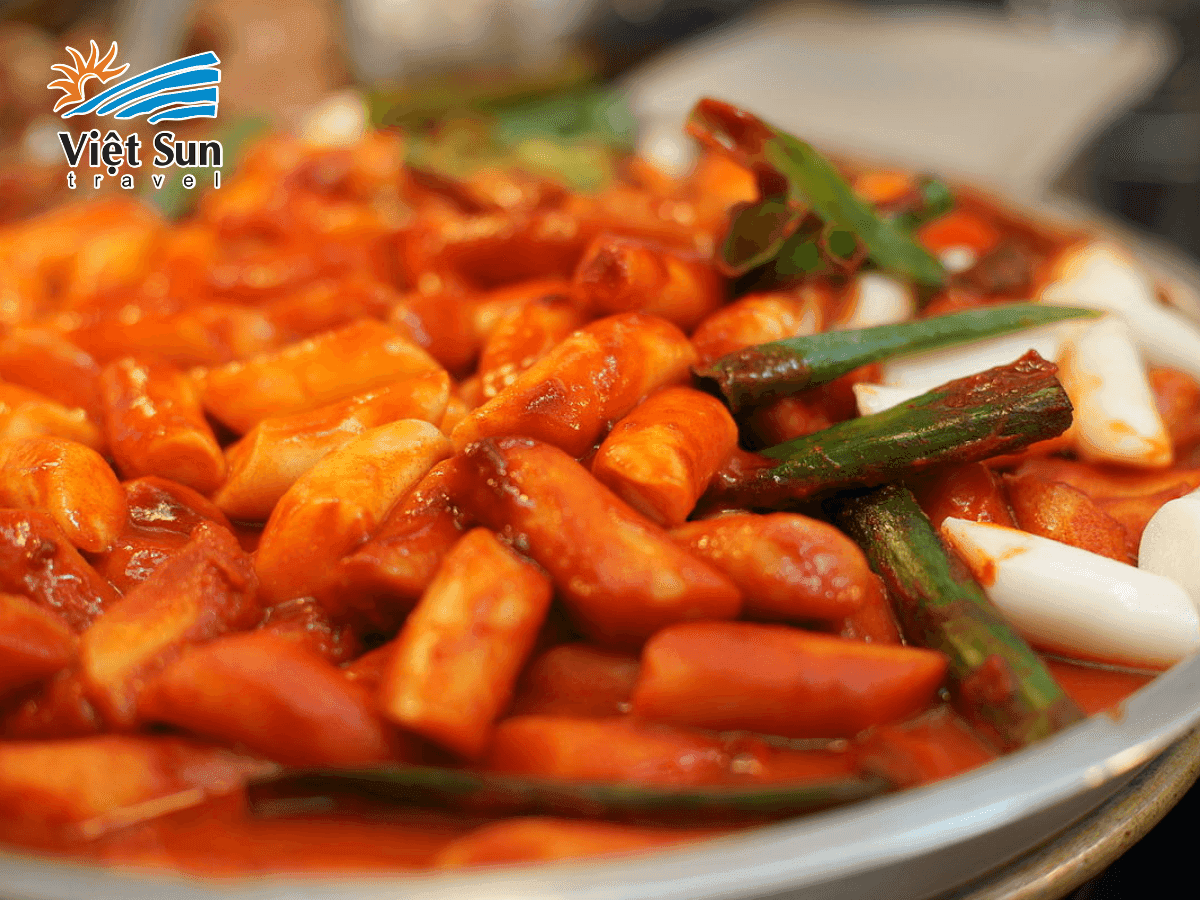 Tteokbokki với bánh gạo mềm dai và sốt cay đỏ bắt mắt