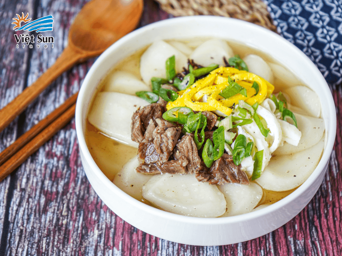 Tteokguk – món truyền thống Seollal tượng trưng cho tuổi mới và may mắn