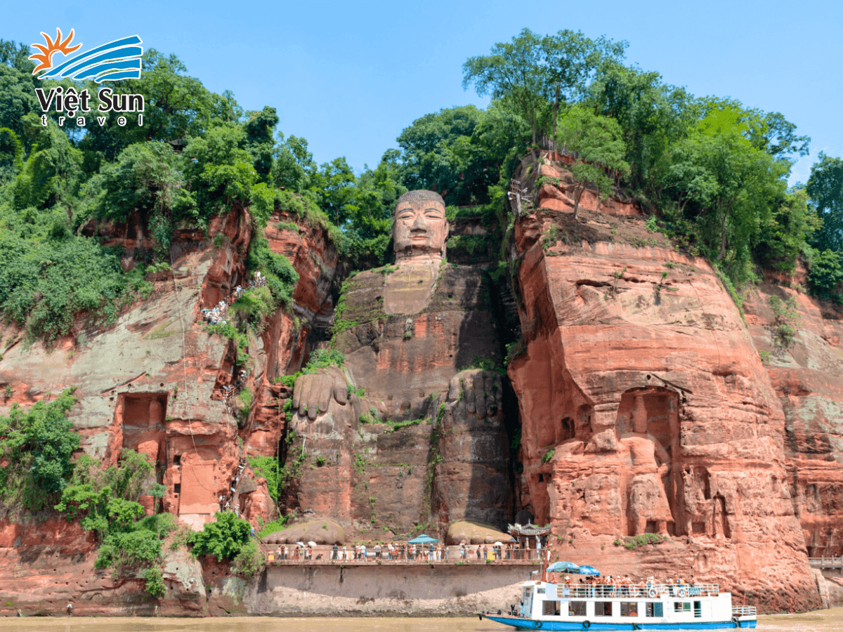 Tượng Lạc Sơn Đại Phật cao 71m, chạm khắc trên vách đá