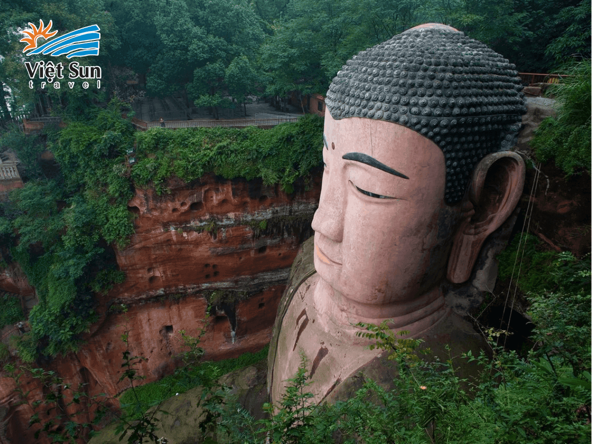 Tượng Phật Lạc Sơn nhìn ra ba con sông giao nhau