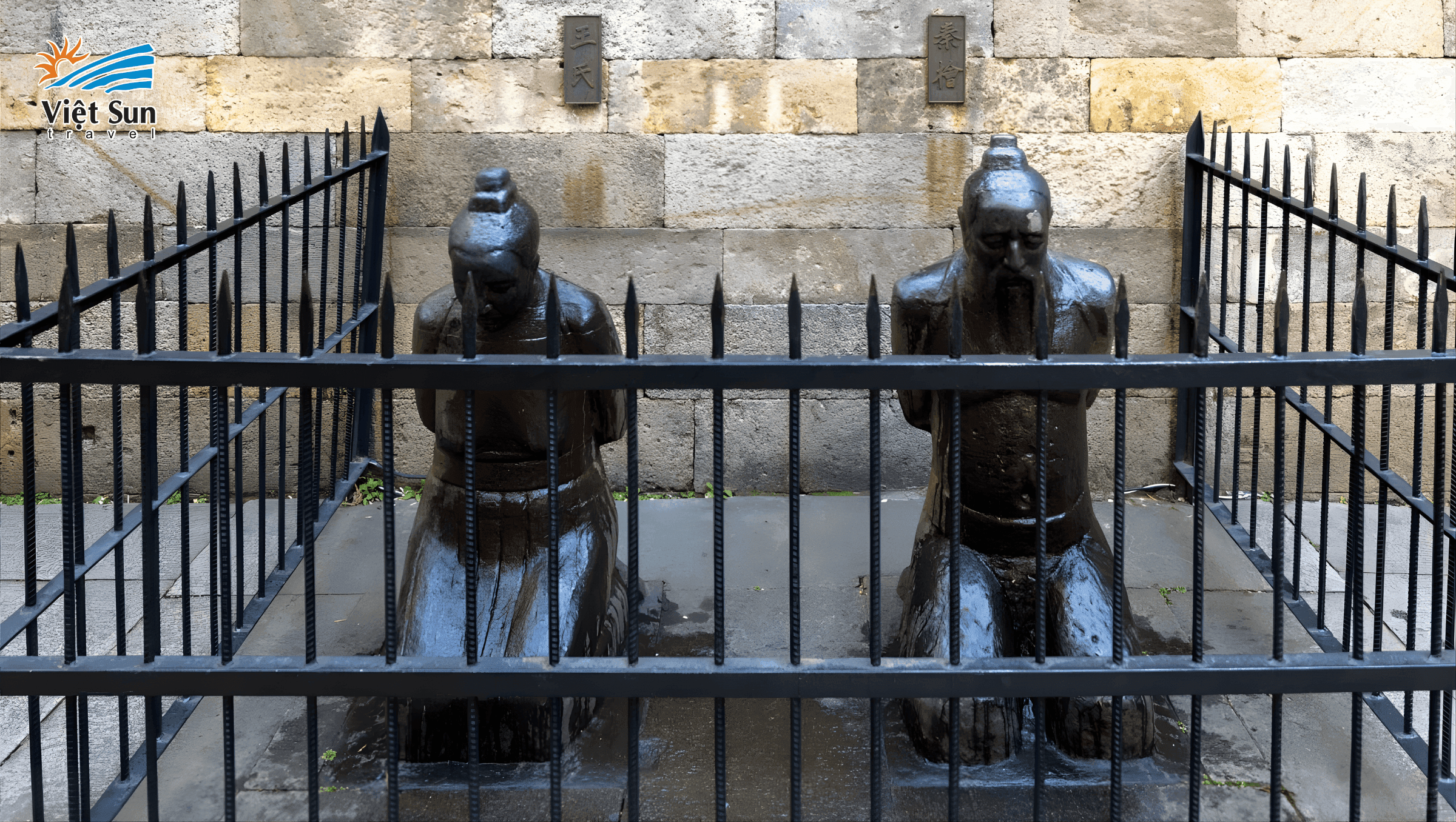 Tượng quỳ gối của vợ chồng Tần Cối