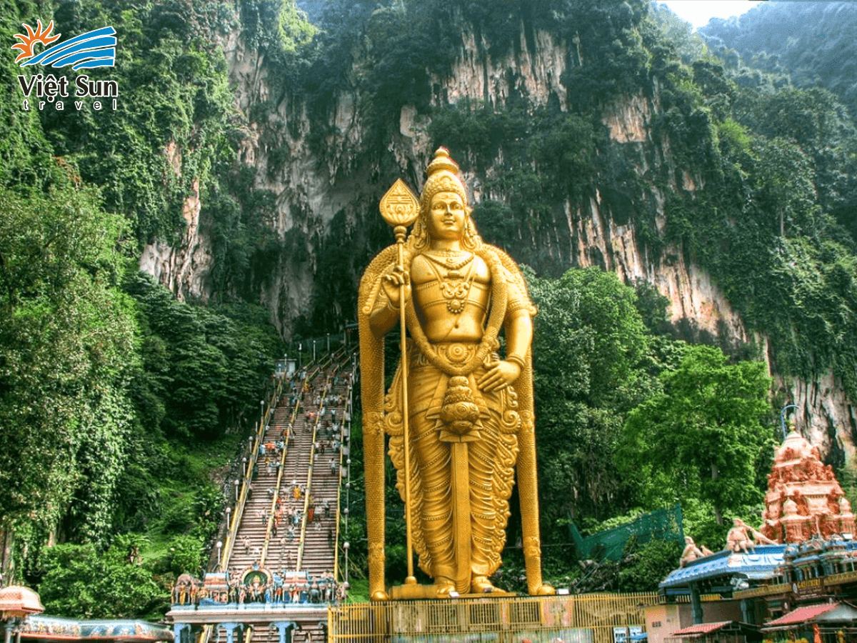 Tượng thần Murugan vĩ đại tọa lạc ngay lối vào Động Batu