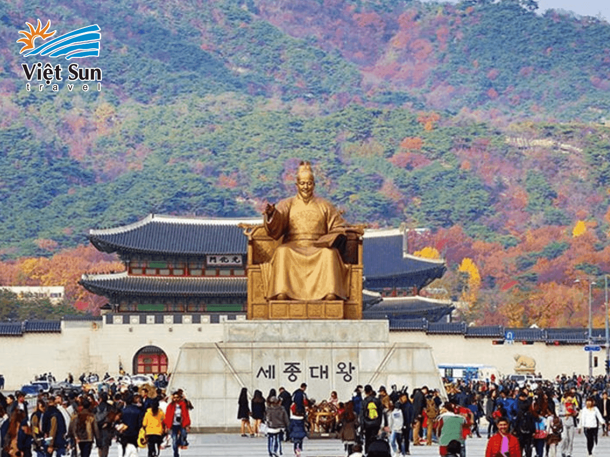 Tượng vua Sejong tại quảng trường Gwanghwamun – biểu tượng lịch sử của Seoul.png