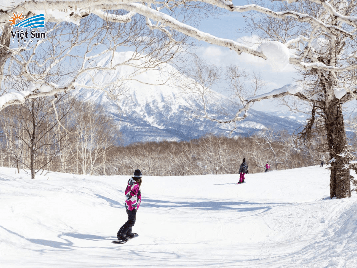 Tuyết phủ dày tại khu trượt tuyết Fujiten Snow Resort