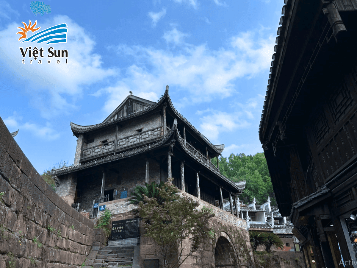 Uy nghi trầm mặc – Thành lầu Đông Môn và vai trò phòng thủ huyền thoại của Phượng Hoàng Cổ Trấn