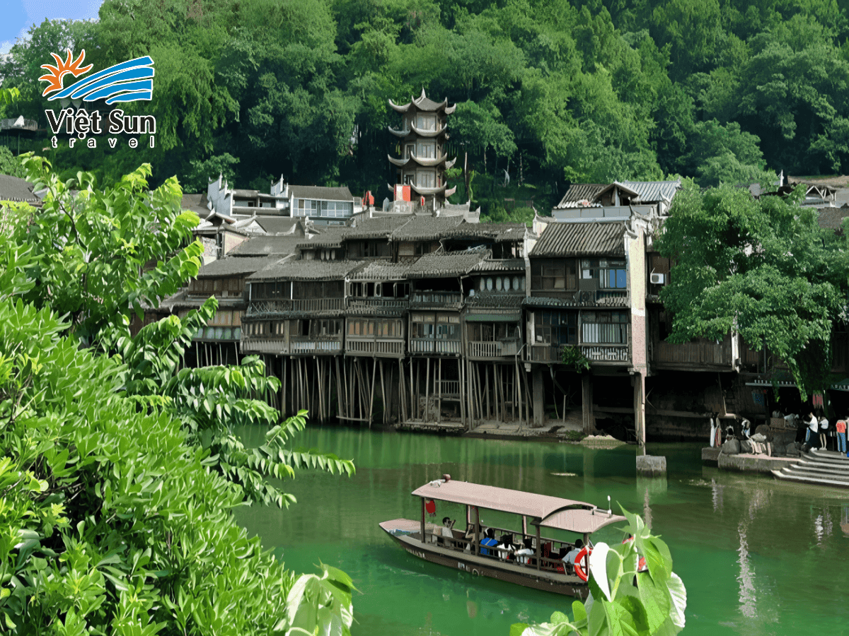 Vẻ đẹp thơ mộng của Phượng Hoàng Cổ Trấn bên dòng Đà Giang xanh biếc