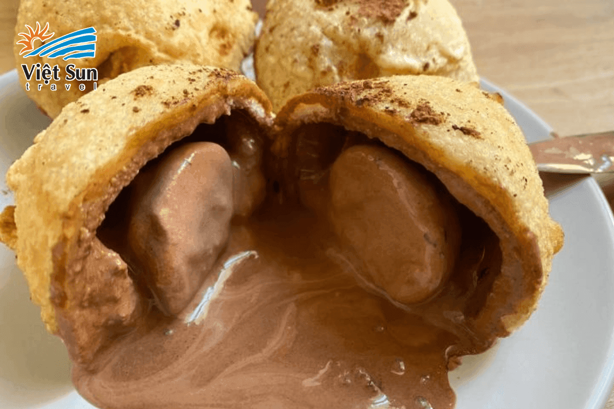 Viên kem Đài Loan chiên giòn, nhân bên trong còn lạnh tan ngay đầu lưỡi.