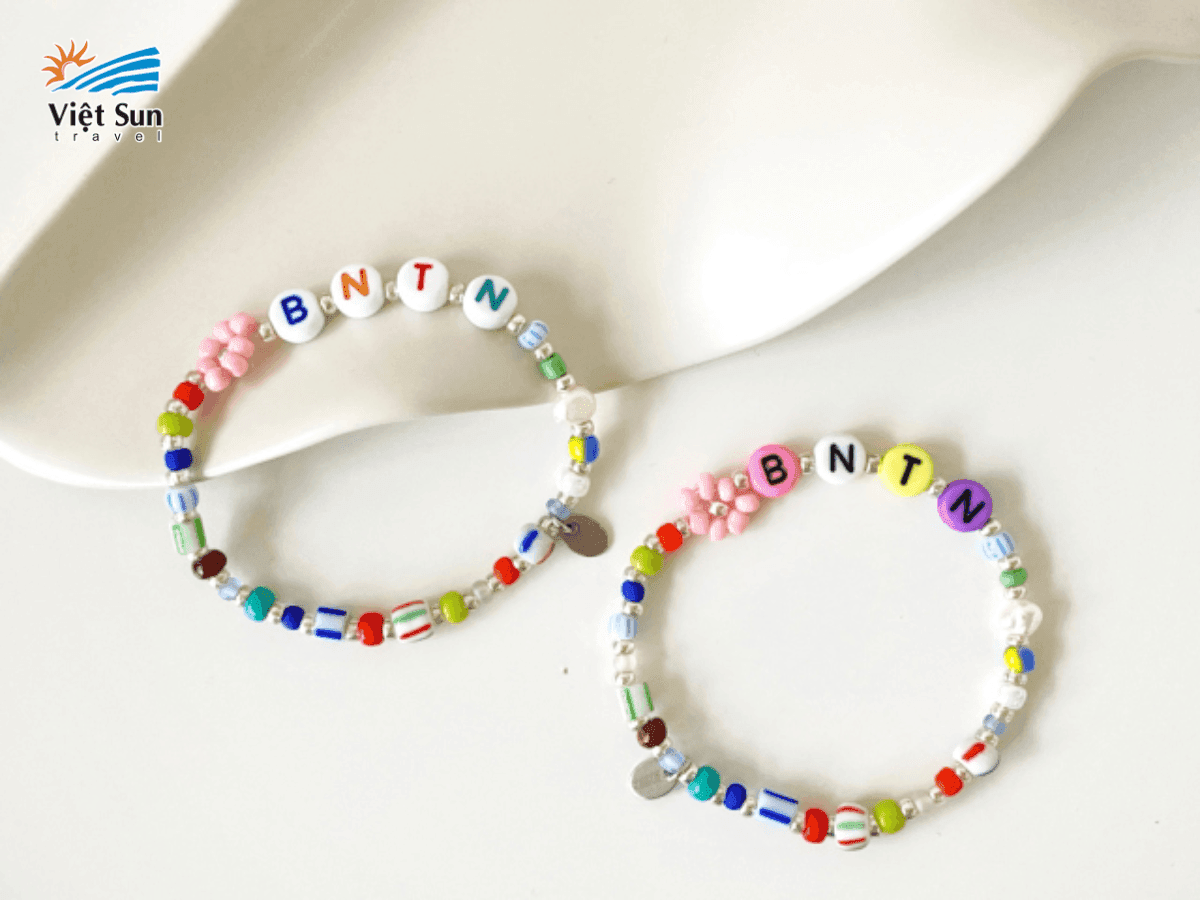 Vòng tay handmade được bày bán tại khu phố đi bộ sầm uất