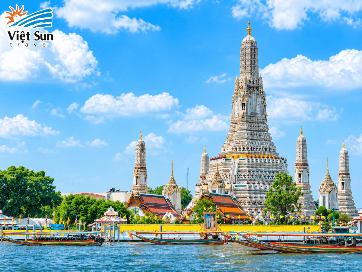 Wat Arun nằm bên sông Chao Phraya Bangkok
