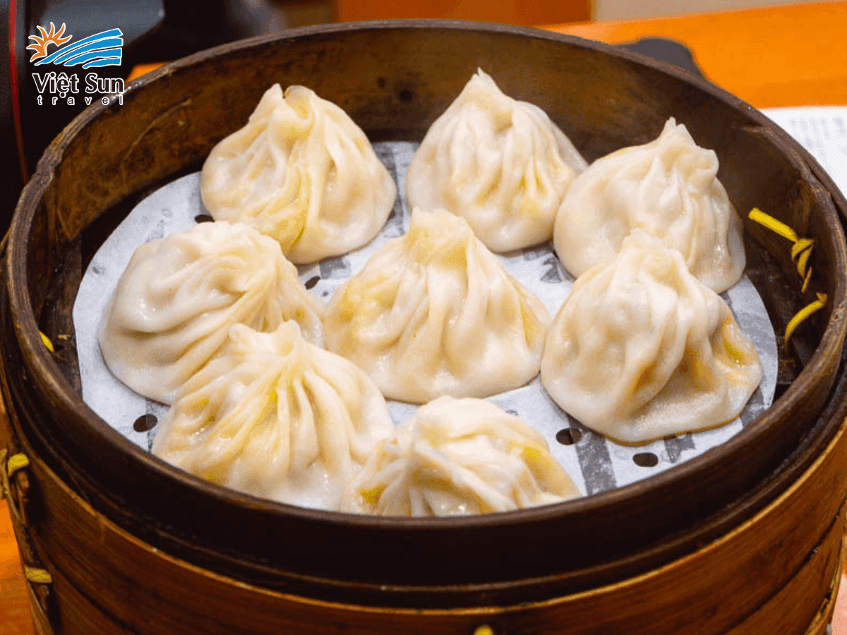 Xiao Long Bao, món bánh bao nổi tiếng với lớp vỏ mỏng, nhân thịt và nước súp thơm ngon.png