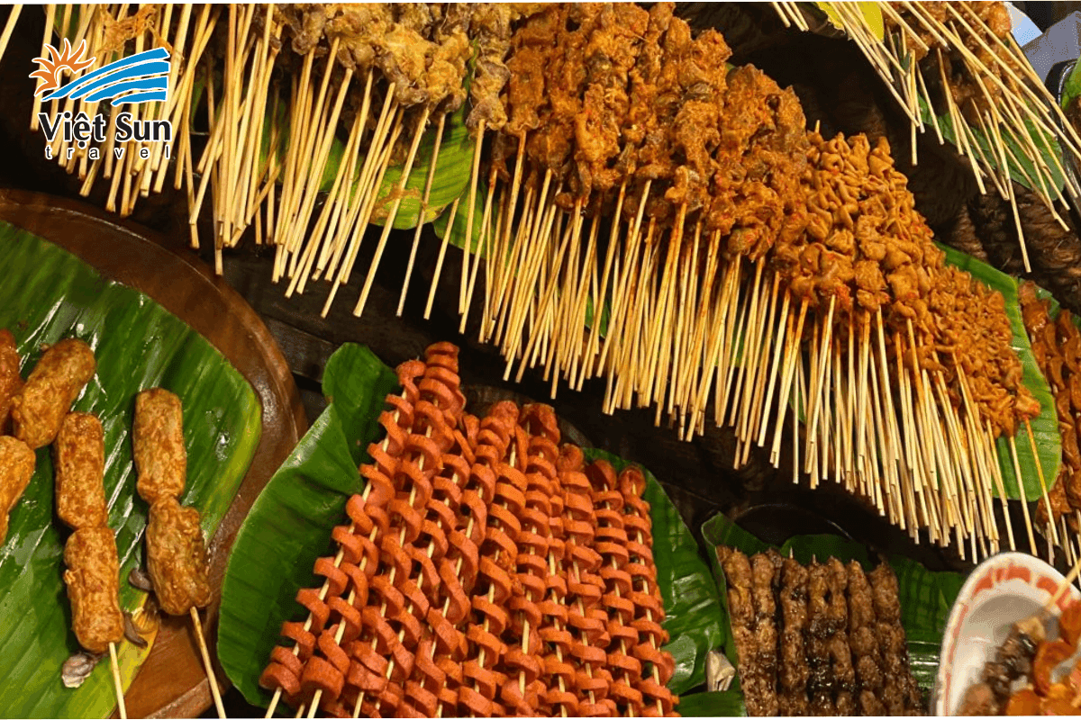 Xiên que nướng Đài Loan phủ nước sốt hấp dẫn đang nghi ngút khói.