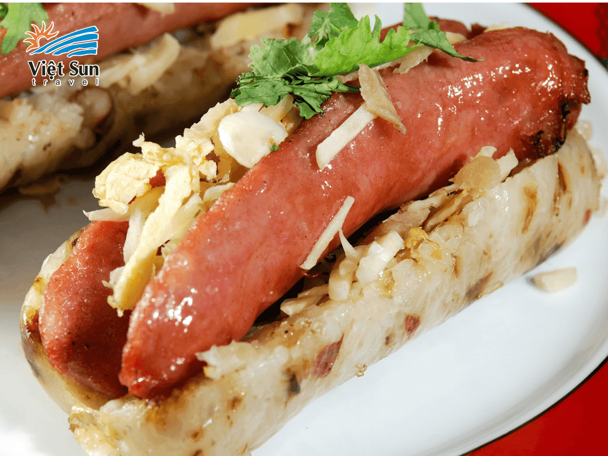 Xúc xích nếp kẹp xúc xích vàng ruộm thơm lừng giữa chợ đêm Cao Hùng