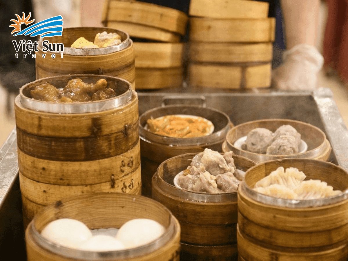 Xửng hấp dim sum bốc khói với các món xíu mại, há cảo hấp dẫn