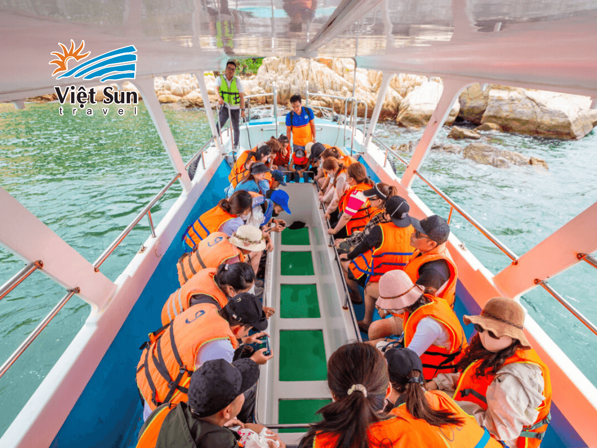 chuyển xuống tàu đáy kính tham quan vịnh Vĩnh Hy