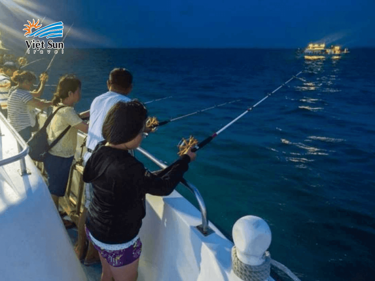 Du khách câu mực trên tàu