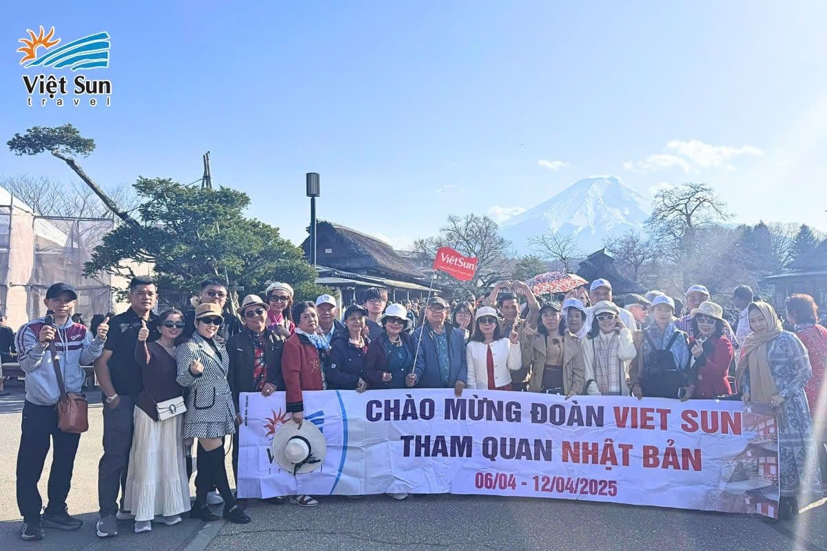 Đoàn khách Viet Sun Travel check-in tại Làng cổ Oshino Hakkai