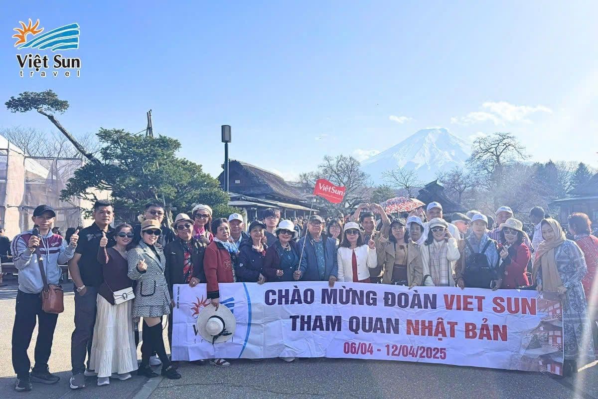 Đoàn khách Viet Sun Travel check-in tại Làng cổ Oshino Hakkai