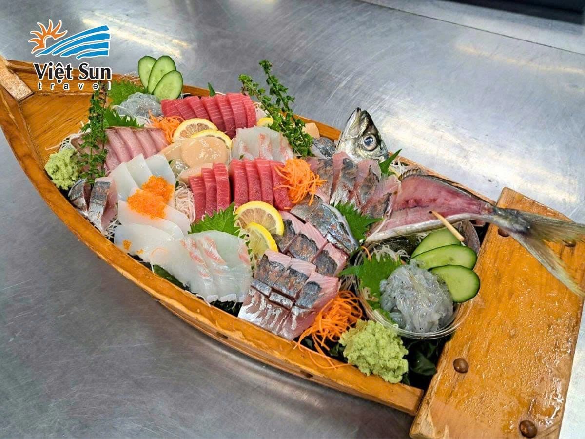 Thưởng thức Sushi & Sashimi thuyền gỗ siêu sang