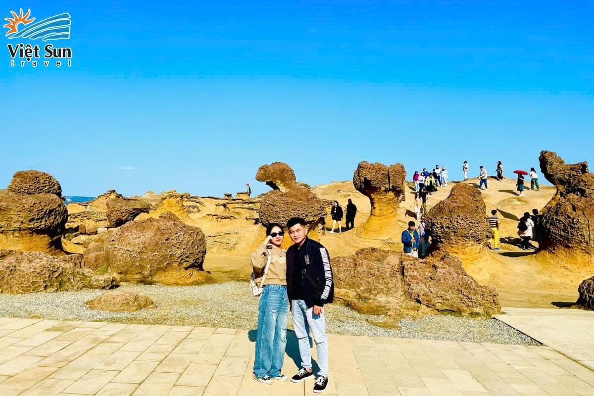 Khách Viet Sun Travel check-in Công viên địa chất Dã Liễu